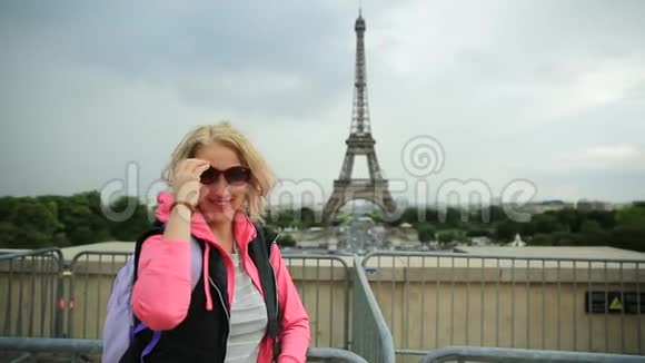 巴黎的微笑女人视频的预览图