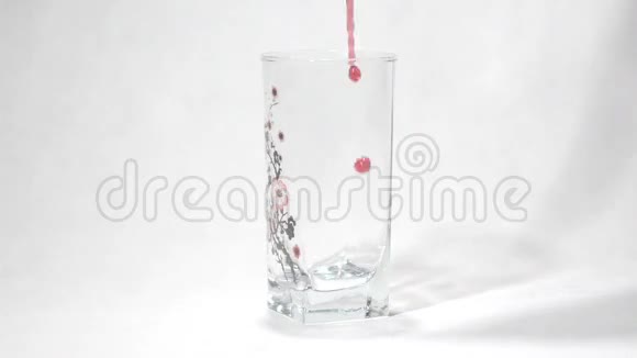 红色的果汁缓慢地倒入玻璃杯中视频的预览图