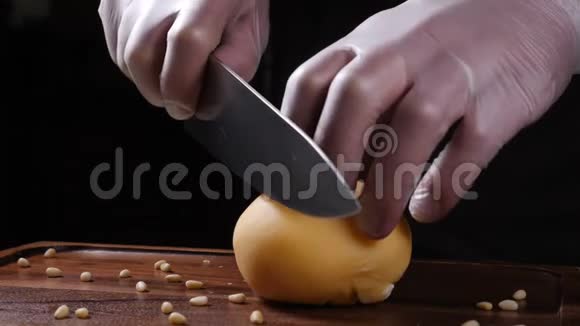 厨师戴手套用刀切奶酪餐厅服务对象视频的预览图
