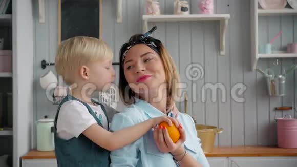 快乐的母亲和小男孩在厨房快乐的时光和相聚视频的预览图