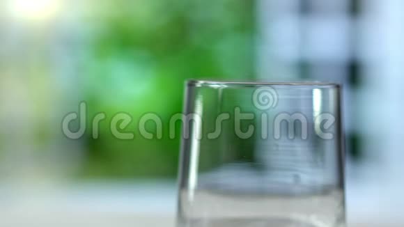 在夏季背景下从瓶子中注入纯净的新鲜饮用水视频的预览图