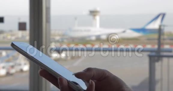 女人在机场用手机发短信视频的预览图