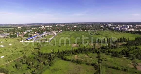 飞越乌克兰森林附近的城市视频的预览图
