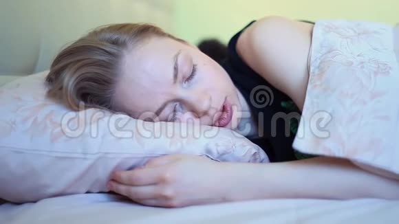 漂亮的女孩和躺在床上的男朋友说话视频的预览图