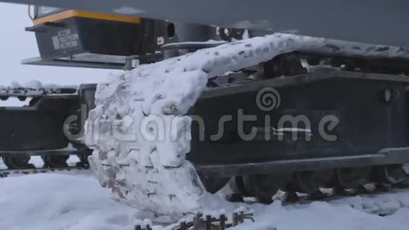 雪中机械移动履带视频的预览图