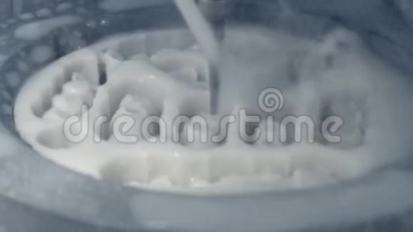 牙科铣床加工人牙的雕刻外形视频的预览图
