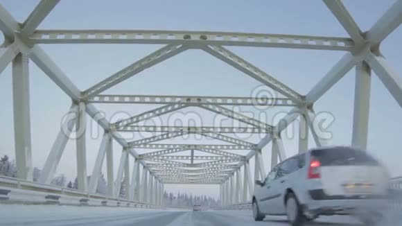 俄罗斯北部桥梁上的汽车移动视频的预览图