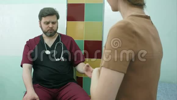医生在和孕妇说话视频的预览图