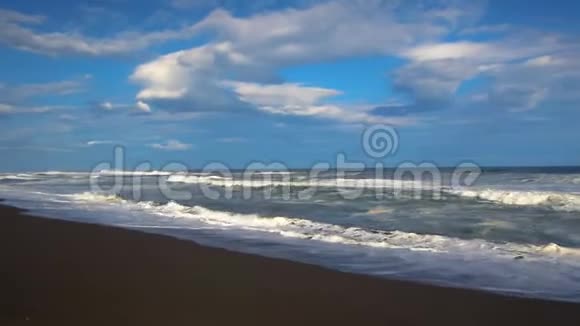 哈拉克提尔斯基海滩海景堪察加半岛观太平洋火山沙海滩俄罗斯远东视频的预览图