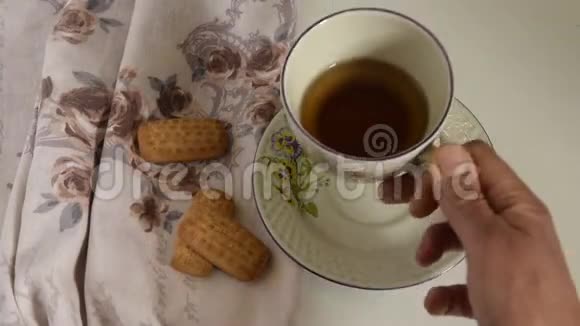 用热茶和饼干吃早餐视频的预览图