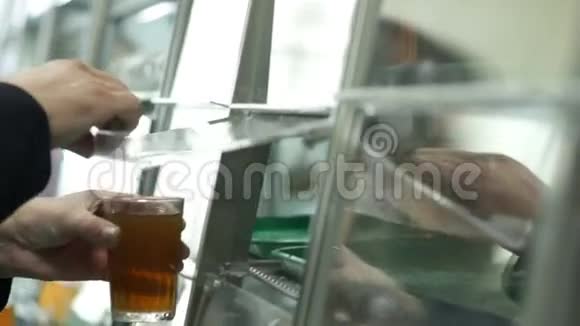 人在自助餐厅吃冷饮视频的预览图