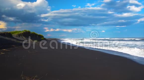 哈拉克提尔斯基海滩海景堪察加半岛观太平洋火山沙海滩俄罗斯远东视频的预览图