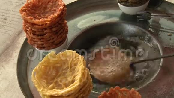 中国街头煮虾的过程视频的预览图