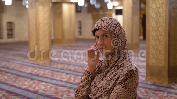 身穿长袍的努恩站在伊斯兰清真寺内埃及视频的预览图