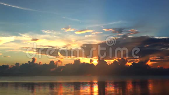 美丽的日落天空视频的预览图