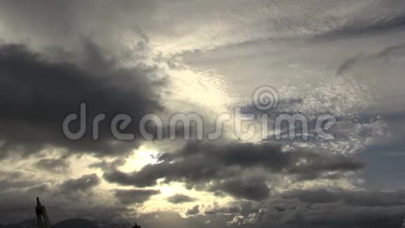 阳光穿过灰色的云层时间流逝视频的预览图