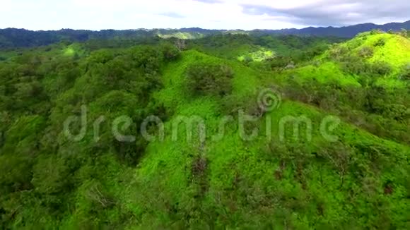 4k空中拍摄的茂密绿色山林的美丽自然景观视频的预览图