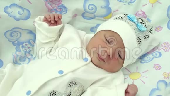 医院新生儿的肖像视频的预览图