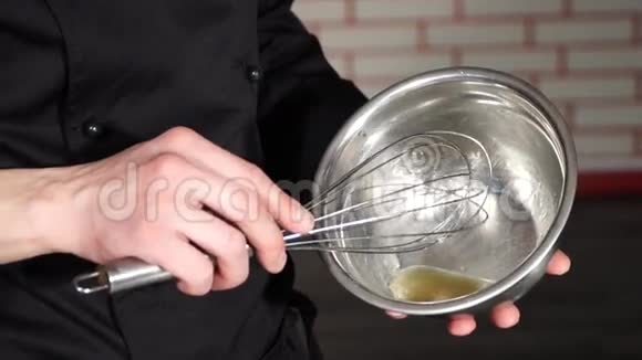 厨师准备酱汁在碗里搅拌食物视频的预览图