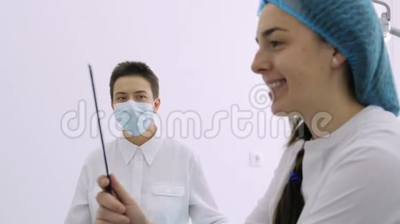 牙医给他的病人一面镜子视频的预览图