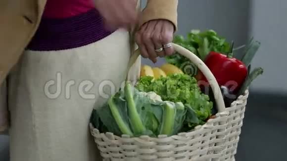 女人拿着一篮子蔬菜和水果视频的预览图