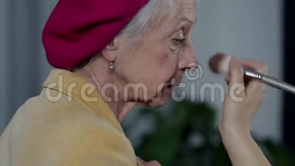 化妆师正在给奶奶抹粉视频的预览图
