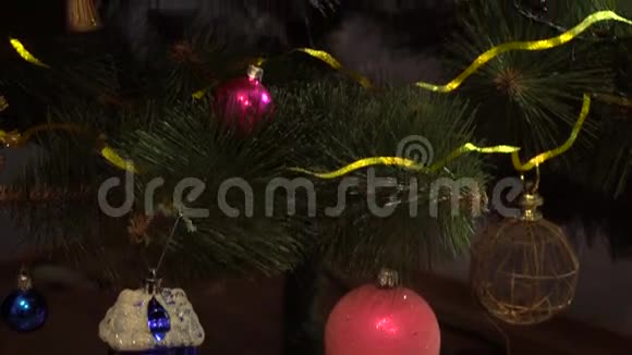 美丽的绿色圣诞树上面有玩具和嘉兰视频的预览图