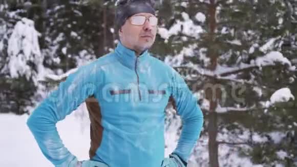 冰冻运动员人的肖像冬季运动员的肖像寒冷时期跑步冬季运动视频的预览图
