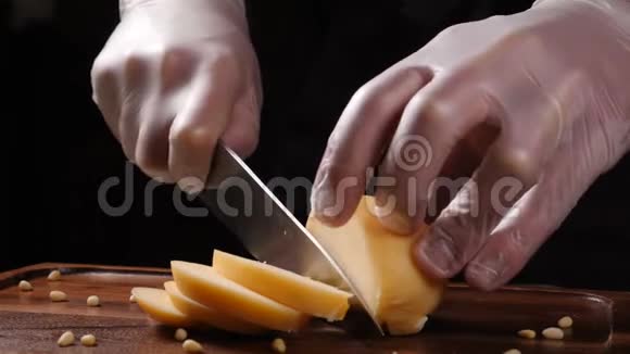 厨师戴手套用刀切奶酪餐厅服务对象视频的预览图