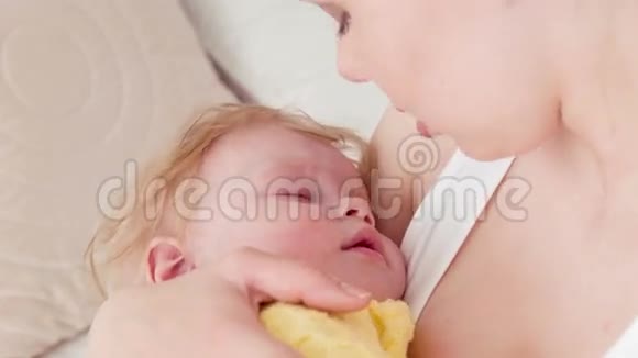 妈妈吻她的孩子睡觉视频的预览图