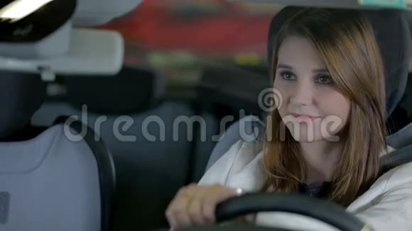 年轻女子打招呼开始向后开车视频的预览图