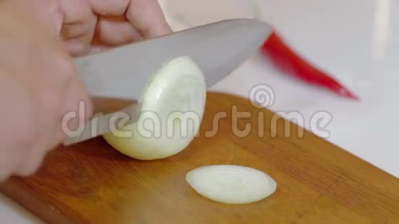 一个人用刀切洋葱视频的预览图