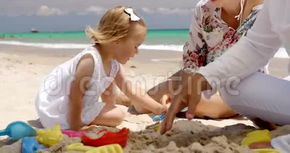 海滩上的妈妈和女儿奶奶视频的预览图