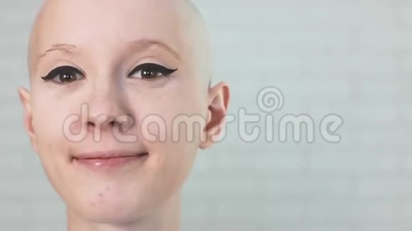 一位快乐的癌症幸存者的波特拉蒂微笑着看着镜头视频的预览图