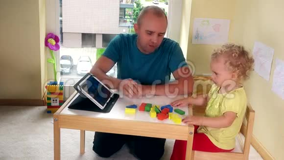 聪明的孩子不想玩砖头父亲给女儿石碑视频的预览图