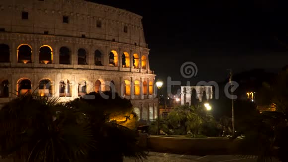 罗马竞技场和君士坦丁的凯旋门在晚上视频的预览图