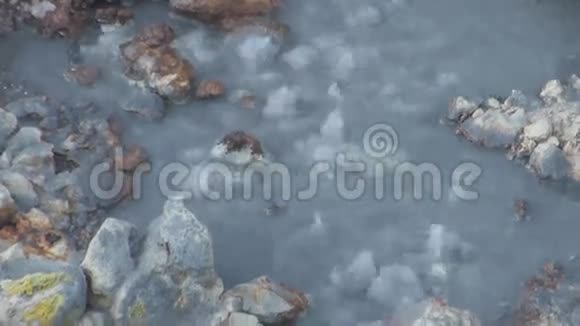 北冰洋格陵兰岛海岸山上独特的热间歇泉特写镜头视频的预览图