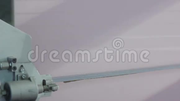 Lazer锋利刀片切割泡沫橡胶块视频的预览图