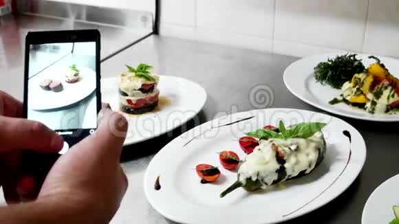 上菜前的茄子碟图片食品手机手机屏幕上的几道菜厨师视频的预览图