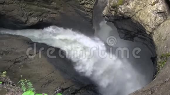 瑞士劳特伯伦宁市TrAmmelbach瀑布视频的预览图