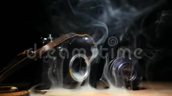 相机烟雾暗背景高清镜头视频的预览图