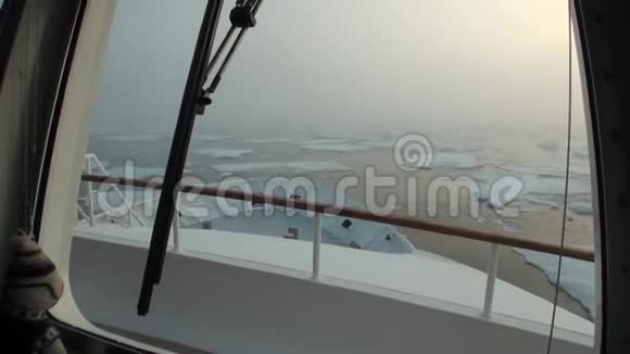 船只漂浮在北冰洋的格陵兰冰背景上视频的预览图