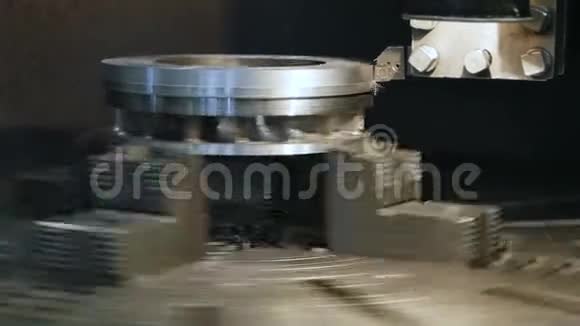 现代铣床加工金属工件视频的预览图