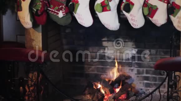 圣诞袜和壁炉视频的预览图