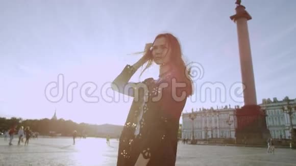 在圣彼得堡风景中摆姿势的时髦女人视频的预览图