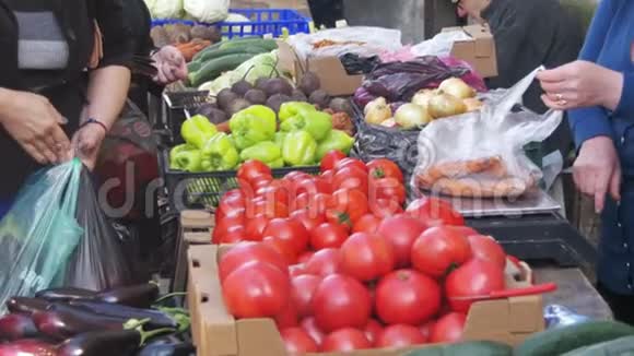 贸易卖方出售蔬菜和水果的柜台自发市场视频的预览图