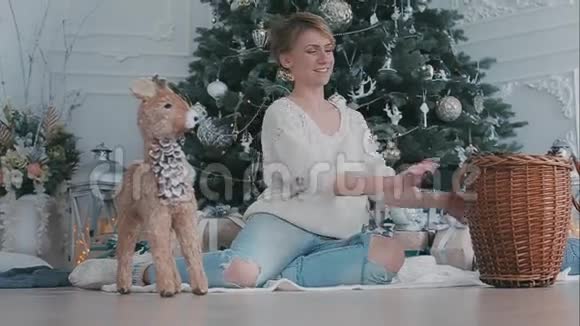 女人在圣诞树的背景下从篮子里倒出圣诞锥视频的预览图