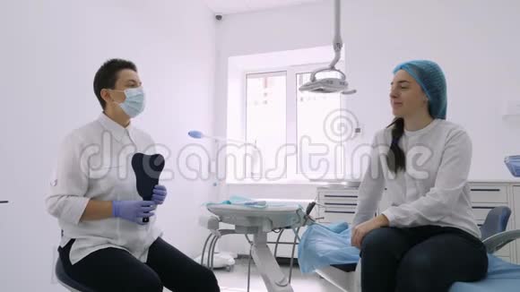牙医给他的病人一面镜子视频的预览图