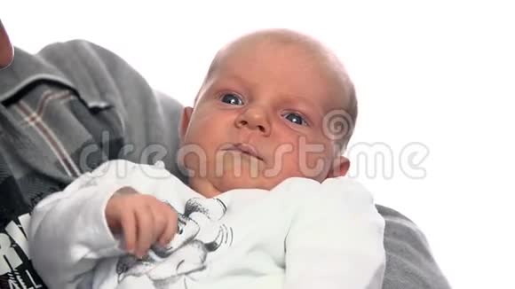婴儿新生儿在白色背景上惊讶视频的预览图