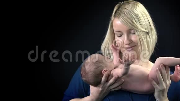 婴儿抚摸母亲的金发视频的预览图
